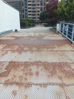 Rampa metálica de acceso a la Escuela Infantil Dolores Medio.