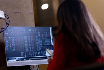 Archivo - Un panel del IBEX 35 en el Palacio de la Bolsa de Madrid, a 4 de abril de 2025, en Madrid (España). El Ibex 35 caía un 5,8% en el tramo medio de negociación, lo que le llevaba a situarse en los 12.420 enteros, lastrado por la banca y al verse co