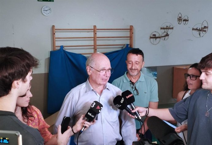 El concejal de Educación del Ayuntamiento de Barcelona, Lluís Rabell, en una atención a los medios este viernes.