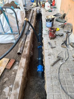 Imagen de los trabajos realizados para reparar las tuberías que han reventado por el calor en la pedanía de El Palmar, en la ciudad de València.