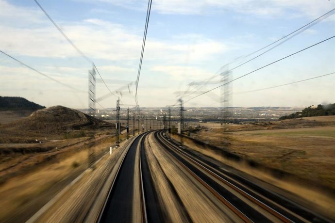 Tramo de la línea de tren entre Valladolid y Burgos