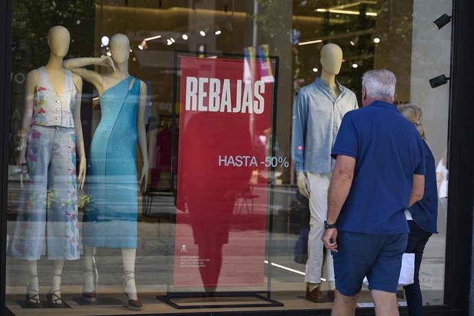 Un escaparate anuncia las rebajas de verano.