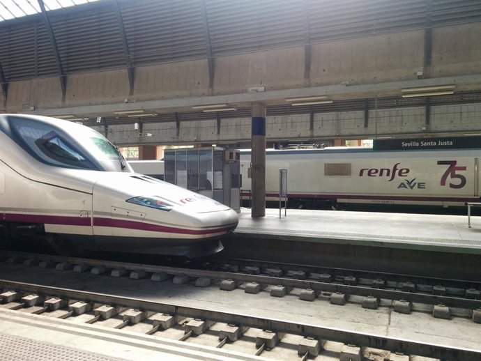 Archivo - Imagen de archivo de trenes AVE en la Estación de Santa Justa de Sevilla.