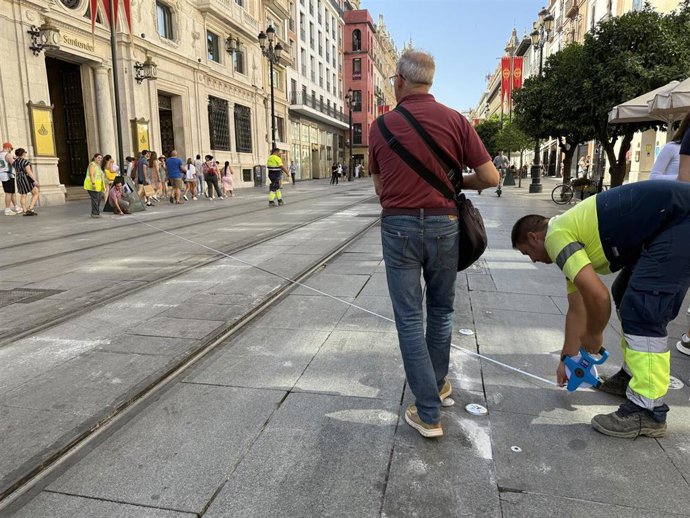 Instalación de toldos en la Avenida de la Constitución.