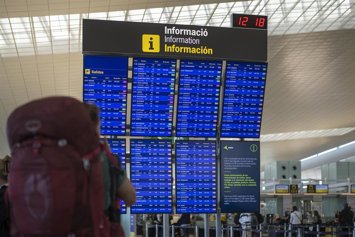 Archivo - Un panel de idas y llegadas en el Aeropuerto de Barcelona