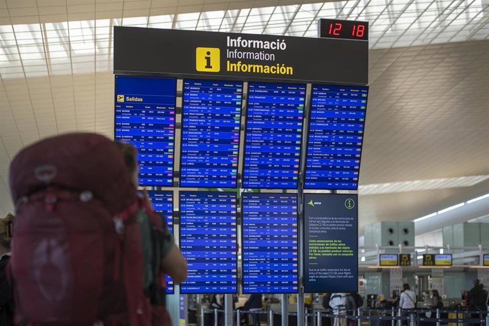 Archivo - Un panel de idas y llegadas en el Aeropuerto de Barcelona