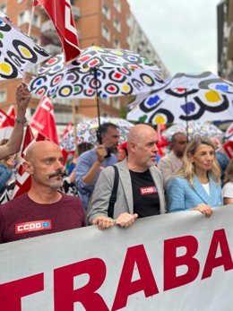 El secretario general de COCO, Unái Sordo, junto a la vicepresidenta segunda del Gobierno, Yolanda Díaz, en la concentración contra la siniestralidad laboral celebrada en Oviedo.