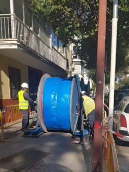 Operarios de Endesa en la nueva línea subterránea de media tensión en Miraflores.