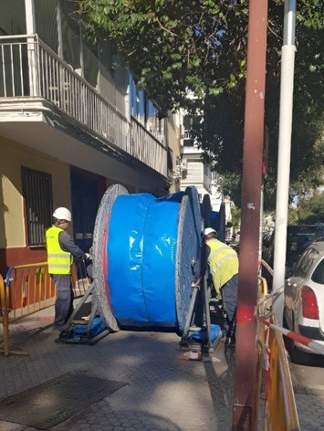 Operarios de Endesa en la nueva línea subterránea de media tensión en Miraflores.