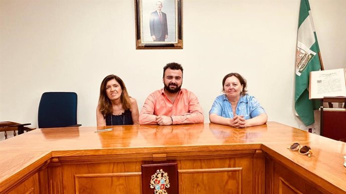 La delegada territorial de Salud y Consumo de la Junta en Córdoba, María Jesús Botella (izda.), en el encuentro con el alcalde de Villanueva del Duque, Miguel Granados.