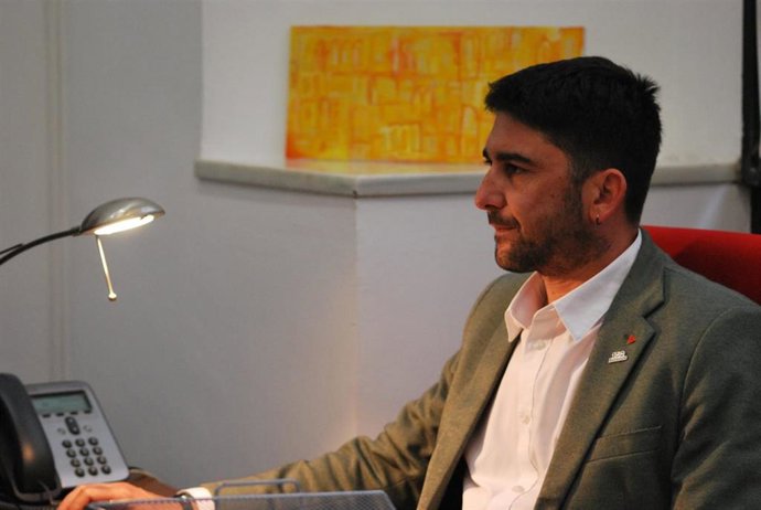 El portavoz de Izquierda Unida, Ismael Sánchez, en su correspondiente despacho.