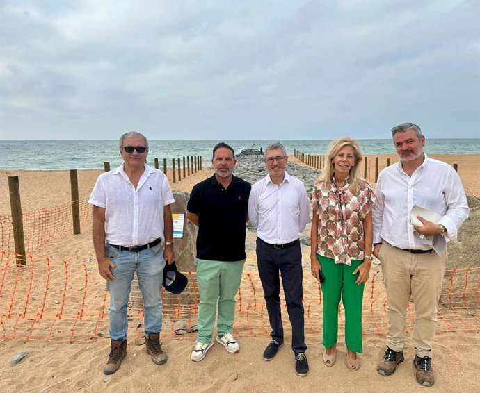 El secretario de Estado de Medio Ambiente, Hugo Morán, en su visita a las obras del espigón en la playa de La Antilla (Lepe).