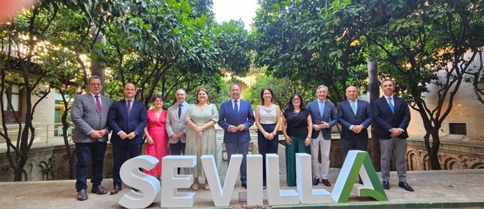 El presidente del PP provincial con los delegados territoriales de la Junta en Sevilla.
