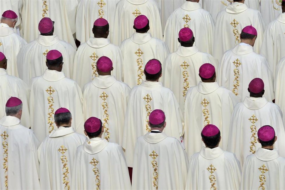 Archivo - Obispos durante una celebración en el Vaticano.