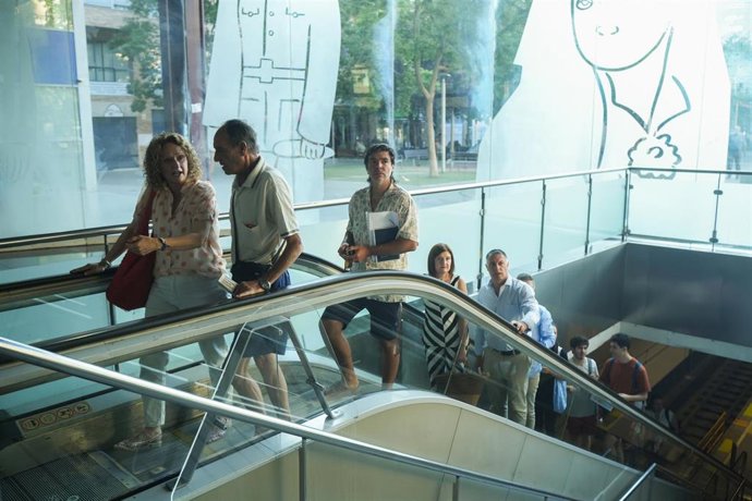 Varios viajeros el día de la reapertura del tramo València Sud-Castelló de Metrovalencia