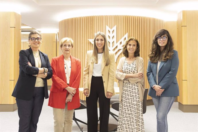 Representantes de ambas instituciones tras la firma del acuerdo.