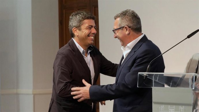 El 'president' de la Generalitat, Carlos Mazón (i), y el presidente de la Diputación de Alicante, Toni Pérez
