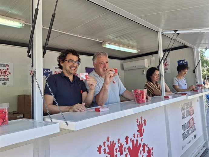 El alcalde de Pamplona, Joseba Asiron, y el concejal Txema Mauleón en el punto de información sobre agresiones sexistas que abrirá en la Plaza del Castillo durante las fiestas de San Fermín.