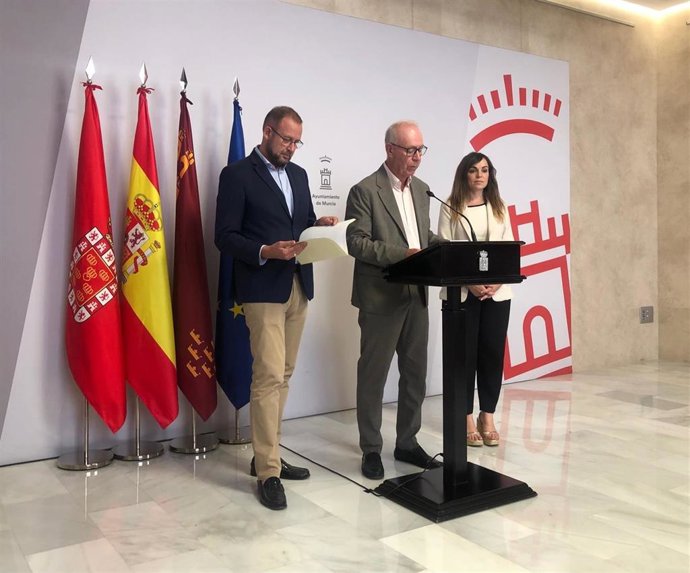 El concejal Antonio Navarro, junto con los ediles José Guillén y Rebeca Pérez