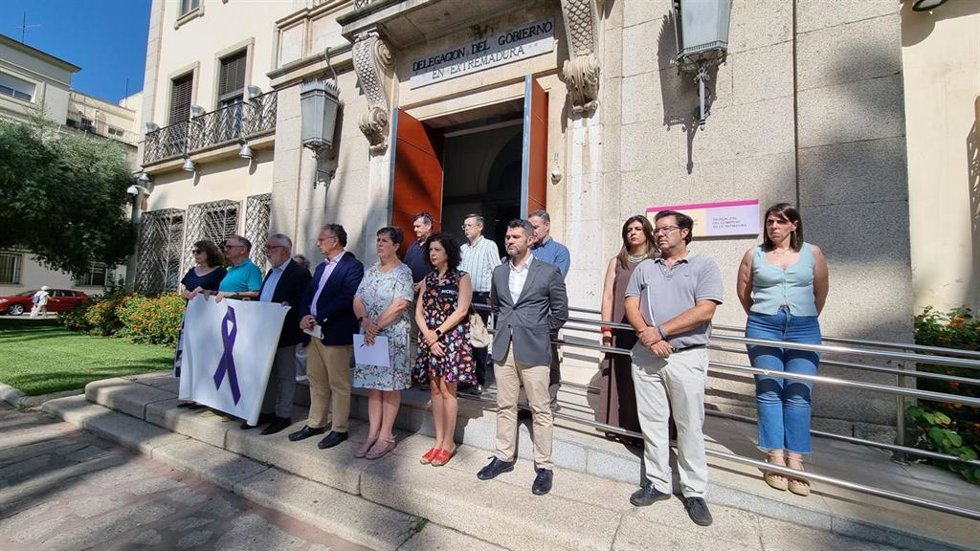 Minuto de silencio en la Delegación del Gobierno por las últimas víctimas de violencia de género