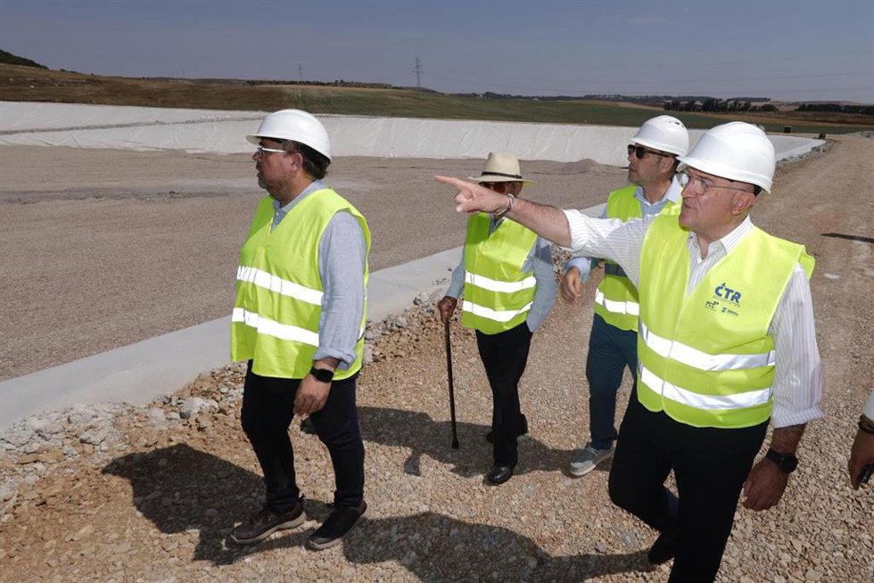 El alcalde de Valladolid, Jesús Julio Carnero (dcha), en su visita a la ampliación del vertedero.