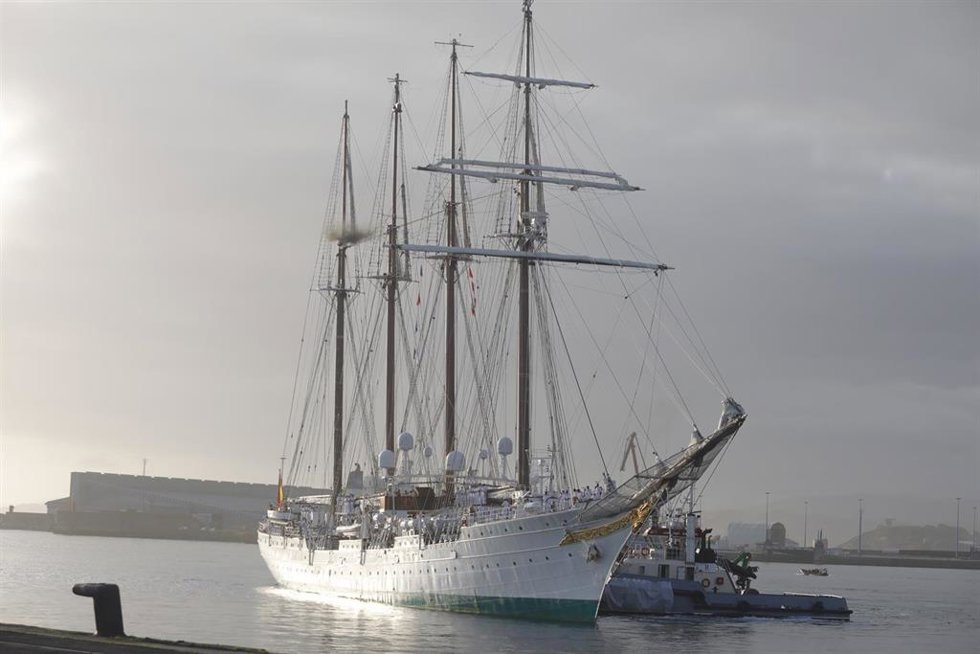 Llegada del buque-escuela Juan Sebastián de Elcano y de la fragata Blas de Lezo, en el puerto de El Musel, a 3 de julio de 2025, en Gijón, Asturias (España).