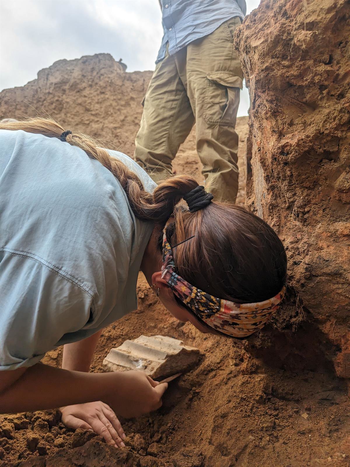 Nuevas excavaciones en Casas del Turuñuelo revelan el altar de mármol griego más antiguo del Mediterráneo
