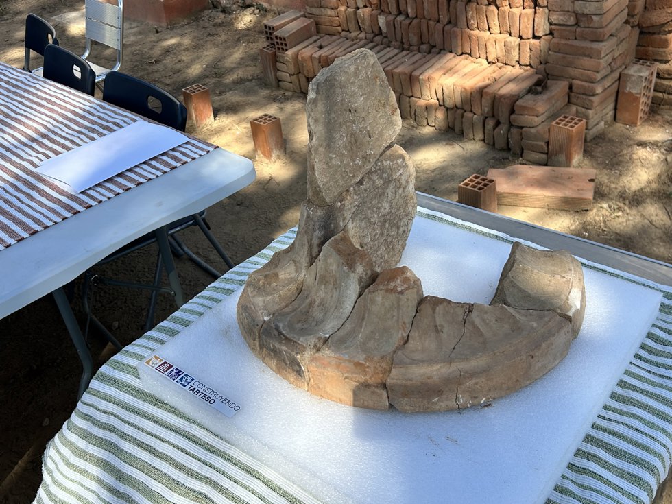 Restos de una columna de mármol griego hallada en el yacimiento tartésico de Casas del Turuñuelo.