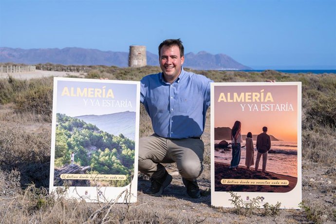El vicepresidente de la Diputación, Fernando Giménez, muestra la imagen de la campaña 'Almería y ya estaría'.