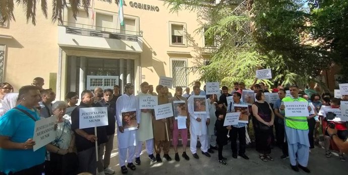 Concentración para pedir justicia por la muerte de Muhammad Munir, apuñalado en su comercio de la Magdalena.