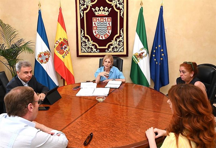 La alcaldesa de Jerez, María José García-Pelayo, con representantes de la Asociación de Guías Turíscos.