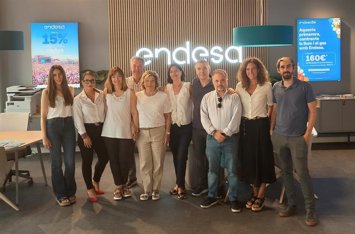 Representantes de Endesa durante la inauguración del nuevo 'Punto Endesa' en Manresa (Barcelona)