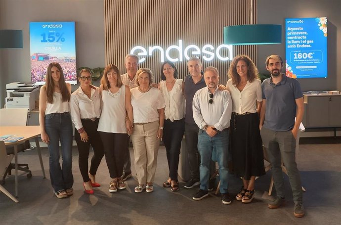 Representantes de Endesa durante la inauguración del nuevo 'Punto Endesa' en Manresa (Barcelona)