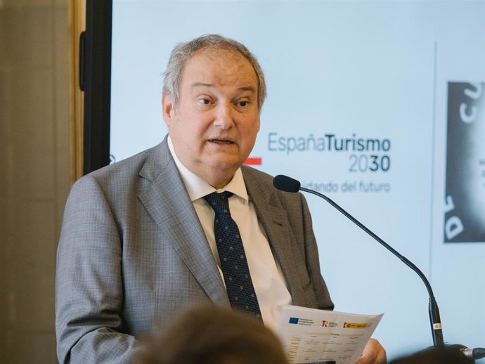 El ministro de Industria y Turismo, Jordi Hereu, durante la clausura de los cursos de verano 'Estrategia España Turismo 2030' en San Lorenzo de El Escorial (Madrid).