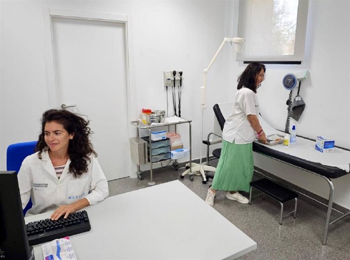 Imagen de archivo de personal sanitario en el consultorio de Urbanova