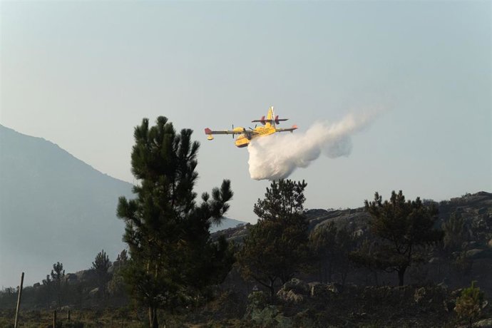 Archivo - Un avión de extinción de incendios trabaja en la extinción del incendio iniciado en Boiro, a 6 de agosto de 2022, en Boiro, A Coruña (Galicia). La Consellería do Medio Rural ha informado de que la superficie calcinada en el incendio declarado el