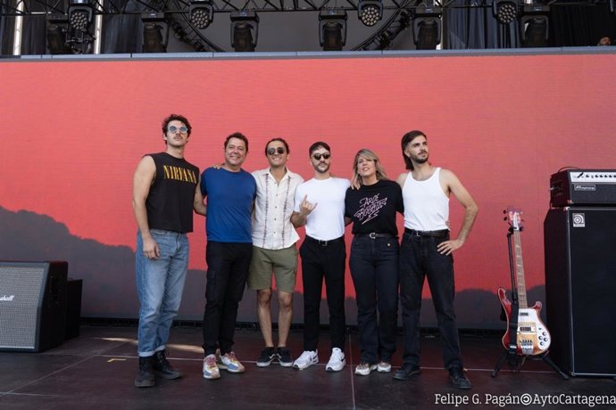 La alcaldesa de Cartagena, Noelia Arroyo, junto al director del Instituto de las Industrias Culturales y las Artes (ICA), y la banda Arde Bogotá