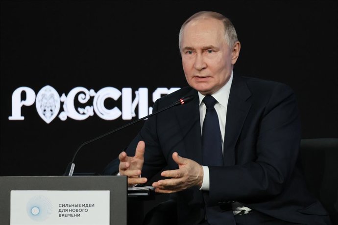 RÚSSIA, MOSCOU - 3 DE JULHO DE 2025: Vladimir Putin, Presidente da Rússia, participa do Fórum de Ideias Fortes para um Novo Tempo, realizado pela Agência de Iniciativas Estratégicas (ASI) no Centro Nacional da Rússia