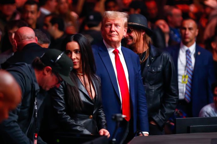Archivo - 11 November 2023, US, New York: Former US President Donald Trump (C) attends the UFC 295 event at Madison Square Garden. Photo: Vanessa Carvalho/ZUMA Press Wire/dpa