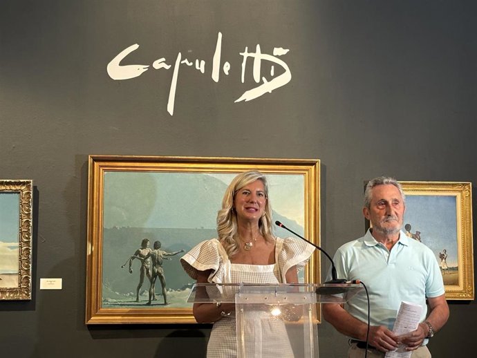 Imagen de la concejala de Educación y Cultura, Irene Carvajal, y el comisario de la exposición, Miguel Ángel García Pérez, durante la inauguración de la exposición