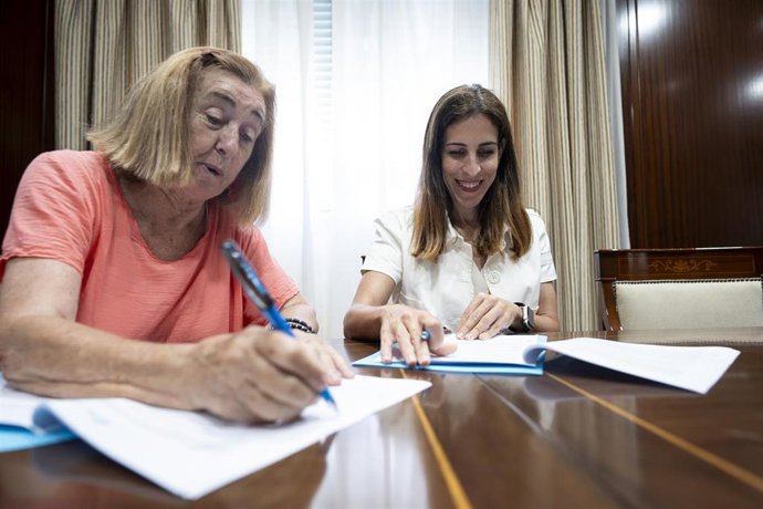 La concejala delegada de Sostenibilidad Medioambiental, Penélope Gómez, y la presidenta de la Sociedad Protectora de Animales y Plantas, Carmen Manzano, firman un acuerdo
