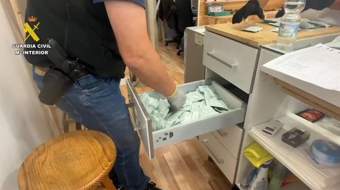 Un agente de la Guardia Civil en una inspección a uno de los establecimientos CBD Shop.