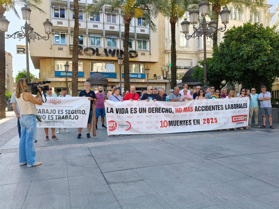 Los sindicatos CCOO y UGT se concentran en la Plaza de las Tendillas de Córdoba por los accidentes laborales mortales en la provincia, con apoyo de AUGC y Avaela.