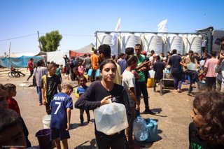 Niños recogiendo agua en gaza.