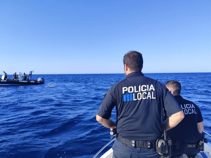 Efectivos policiales recuperando un cadáver en el mar