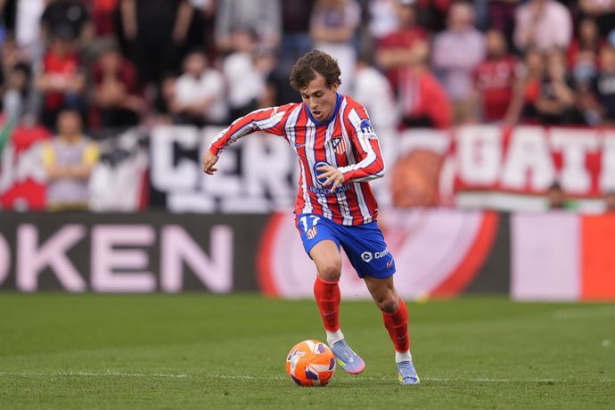 Archivo - Rodrigo Riquelme of Atletico de Madrid in action during the Spanish League, LaLiga EA Sports, football match played between Sevilla FC and Atletico de Madrid at Ramon Sanchez Pizjuan stadium on April 06, 2025, in Madrid, Spain.
