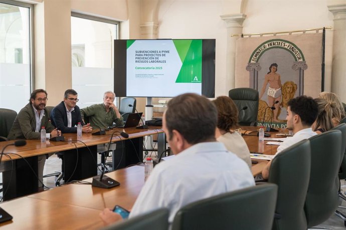 El delegado del Gobierno andaluz en Granada, Antonio Granados, a la izquierda en la imagen junto al delegado de Empleo de la Junta, Javier Martín