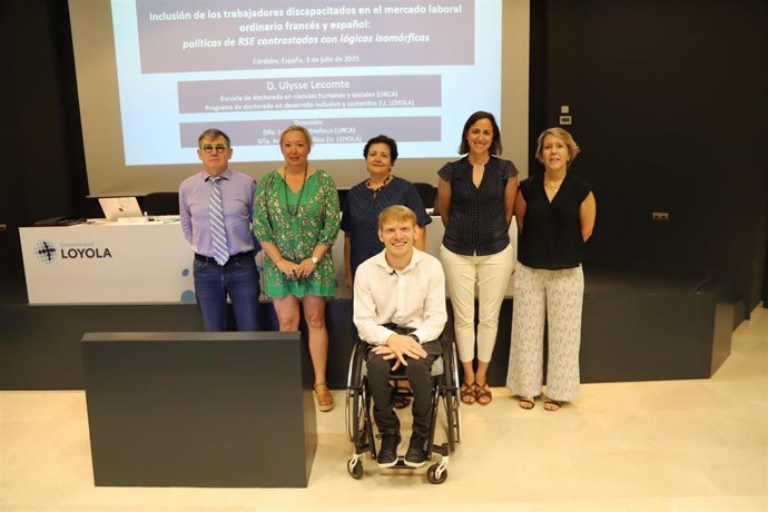 Ulysse Lecomte Thénot (centro, delante), en la defensa de su tesis en el campus de Córdoba.