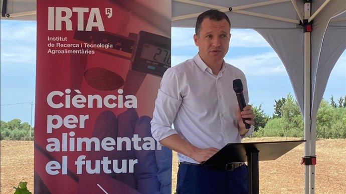 El conseller de Agricultura, Ganadería, Pesca y Alimentación de la Generalitat, Òscar Ordeig, en Constantí (Tarragona)