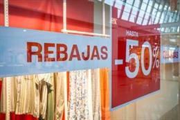 Cartel de rebajas en un comercio.